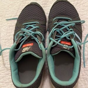 New Balance Size 8B lightly worn lace-up running/workout shoes.